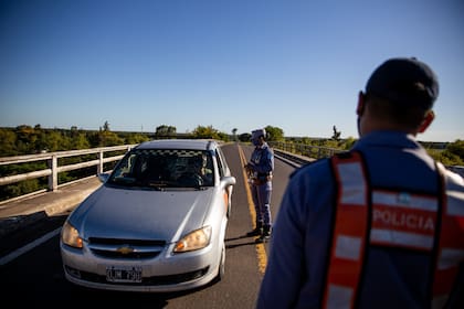 Personas varadas en la frontera entre Chaco y Formosa