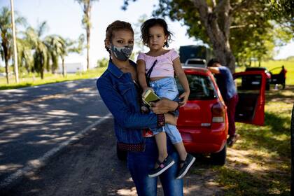 Natalia Velozo viaja con su hija de dos años desde Formosa a Buenos Aires para vivir con su padre; "el problema va a ser cuando quiera volver", dice