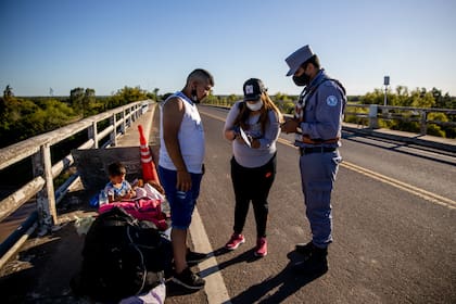 Personas varadas en la frontera entre Chaco y Formosa