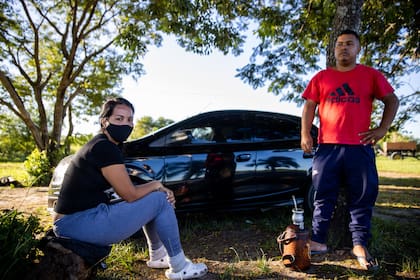 Ana María León Pacheco, que intentó ingresar caminando, junto a Sebastián Rodas, que intenta ingresar en auto y está a la espera de su hisopado