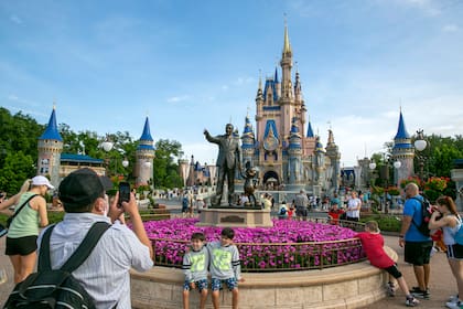 Personas visitan ek parque Magic Kingdom en Walt Disney World Resort en Lake Buena Vista, Florida (AP Foto/Ted Shaffrey, Archivo)