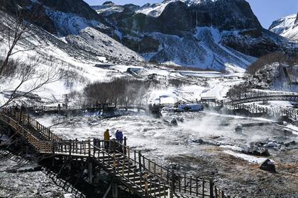 Personas visitan la montaña Changbai cubierta de nieve, en la provincia de Jilin, en el noreste de China, el 7 de marzo de 2021.