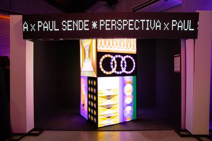 "Perspectiva", una obra por Paul Sende. Realizada con un milln de gifs analgicos.