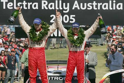 Otros tiempos de Sven Smeets (izquierda): con Francois Duval, celebran la victoria del equipo Citroën en el Rally de Australia de 2005
