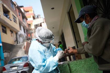 Perú anuncia negocia para adquirir 30 millones de vacunas