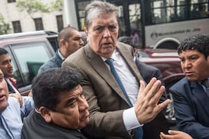 Perú: el expresidente García murió tras dispararse cuando iban a detenerlo