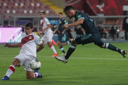 Aldo Corzo bloquea el remate de Nicolás Tagliafico; Perú ofreció escasa resistencia defensiva y en media hora de juego quedó fuera del partido, después de los goles de Nicolás González y Lautaro Martínez