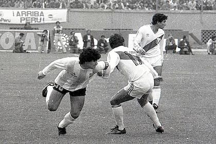 Luis Reyna toma de la camiseta a Diego Maradona, un artilugio que se repitió durante todo el partido y que el árbitro chileno Silva Arce no advirtió