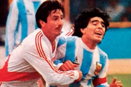 Diego Maradona contra Perú en Lima, en 1985, el año en que cubrió 80.000 kilómetros para cumplir con el seleccionado y con Napoli.