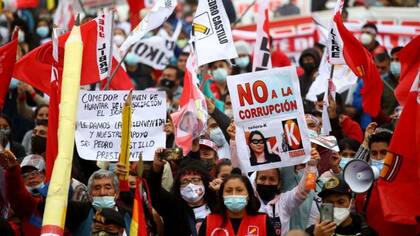 Peruanos antifujimoristas se manifiestan en contra de la candidata presidencial de derecha