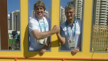 Peruchena, DT del handball femenino, junto a Orduna, entrenador del voleibol femenino
