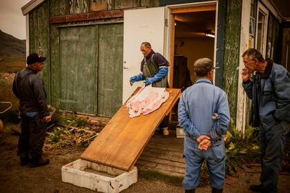 Pesacadores en el puerto de Narsaq (Carsten Snejbjerg/The New York Times)