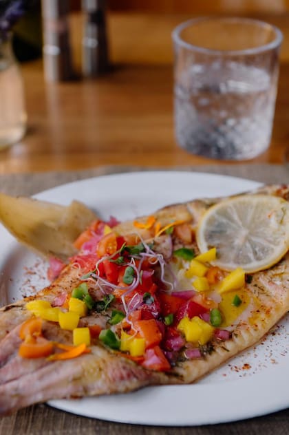 Pesca de río con criolla de mango