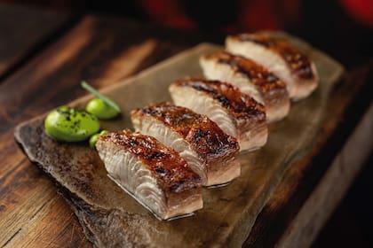 Pesca del día madurada con salsa de limón