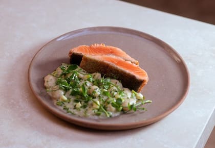 Pescado con porotos pallares, limón y albahaca