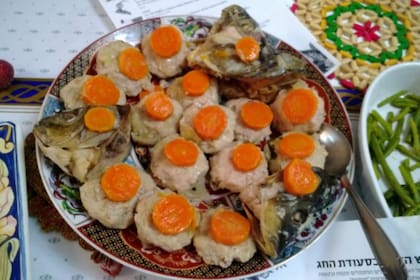 Pescado relleno "gefilte fish", comida típica de los judíos ashquenazíes, del este de Europa