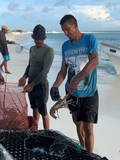 Pescadores después de capturar una decena de langostas