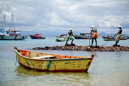 Pescadores inmortalizado a orillas del mar en Búzios