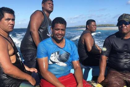 Pescando en Napuka con Evarii, Jack y Marama.