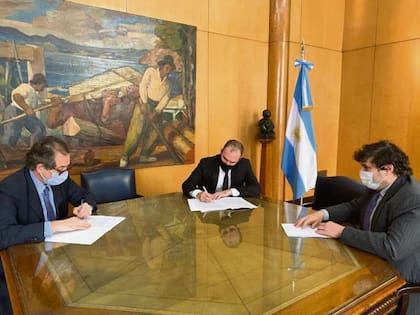 Miguel Ángel Pesce, presidente del Banco Central; Martín Guzmán, ministro de Economía, y Sergio Chodos, director por el Cono Sur ante el FMI