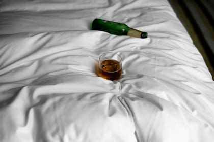 Pese a la creencia sobre sus beneficios a la salud cardiaca, expertos no recomiendan beber alcohol por las noches debido a sus consecuencias en la presión arterial