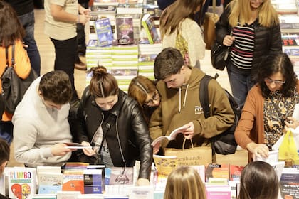 Pese a la crisis, los jóvenes no sacan el pie del plato de la Feria del Libro
