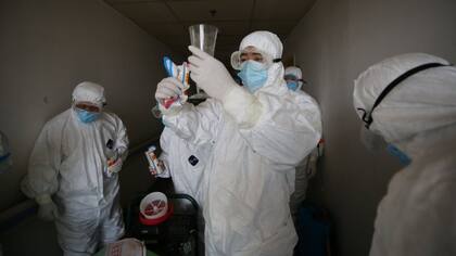 Pese a la merma en los casos nuevos de coronavirus, los trabajos de desinfección continúan en Wuhan.