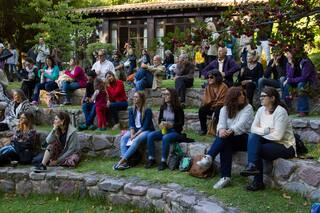 En el interior, el libro busca nuevos caminos