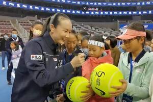 Publican videos de la tenista china desaparecida, pero la WTA aún duda: "No está claro si es libre"