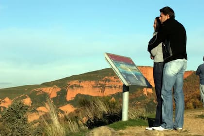 Pese a los esfuerzos de los bomberos, el fuego llegó hasta Las Médulas dañando algunas instalaciones que servían para recibir a los visitantes