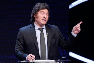 Incómodo, Javier Milei estuvo lejos de lucirse y quedó acorralado por los dardos de Sergio Massa