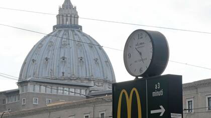 Pese a protestas, abre un McDonald''''s cerca del Vaticano