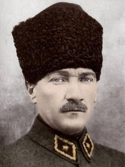 Pese a que Atatürk fue un líder autoritario, la mayoría de la población en Turquía tiene una opinión favorable respecto a su figura.