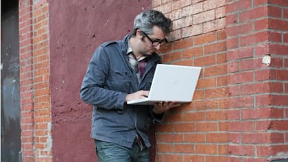 Pese a que el proyecto hace referencia a métodos de espionaje, la forma de obtener la información no es precisamente discreta