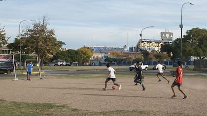 Pese a que es una propiedad privada, los vecinos del barrio siguen utilizando el campito cuando no hay acción en la Bombonera