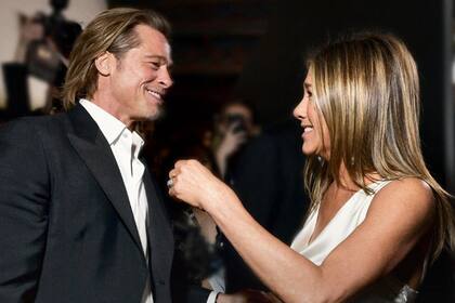 Pese a que muchas veces dieron cuenta de que son buenos amigos, la foto tomada en la última entrega de los SAG Awards revivió los rumores de romance entre Aniston y Pitt