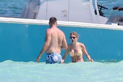 Pese a que no hay una confirmación oficial, se rumorea con que Travis Kelce habló con el padre de la cantante, Scott Swift, para pedirle la mano de su hija y se especula con que la flamante pareja daría el sí a mediados de este año