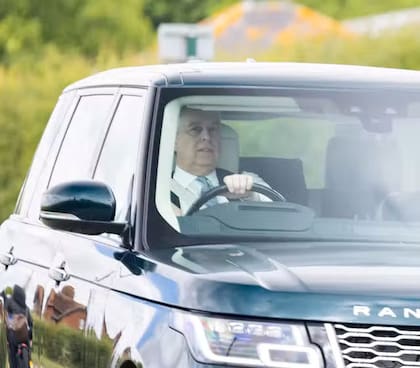 Pese a que no participó en la ceremonia de entrega de la Orden, el príncipe Andrés estuvo en Windsor este lunes (Crédito: Jim Bennett/Evening Standard)