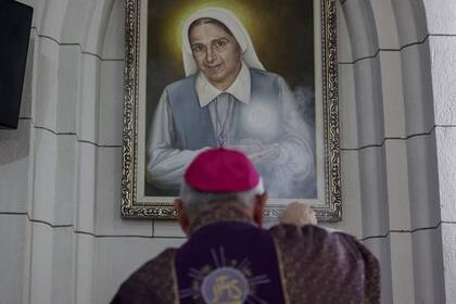 Pese a que sufrió discriminación por nacer sin un brazo y además le dificultó ingresar a la vida religiosa, la madre Rendiles siempre se valió por sí misma y hasta logró aprender carpintería.