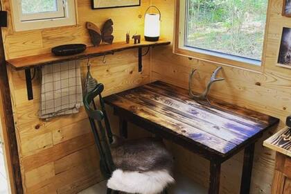 Pese a su pequeño tamaño, la cabaña tiene espacios diferenciados y cómodos