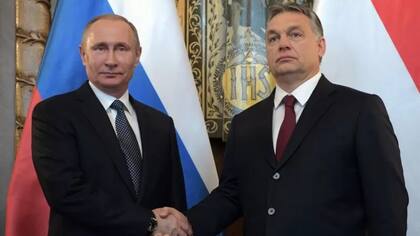 Pese a sus históricos enfrentamientos con Rusia, Orbán mantiene una relación cordial con el presidente ruso, Vladimir Putin, por la dependencia energética de Hungría con aquel país