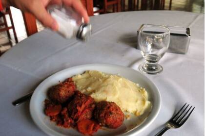 Pese a ya contener un alto volumen de sodio, las personas suelen salar mucho los alimentos