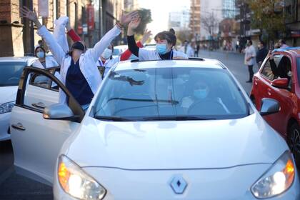 Pese al coronavirus en Córdoba, muchos médicos salieron a la calle y se manifestaron contra la imputación de dos colegas del geriátrico Santa Lucía de Saldán