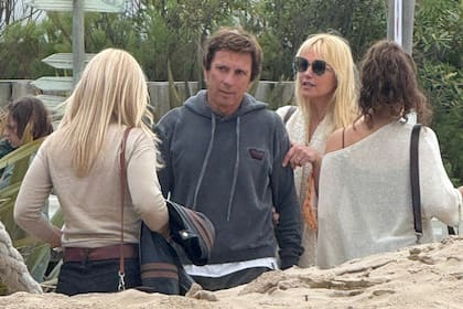 Pese al día nublado y lluvioso, la top model lució un vestido largo semitransparente, un chal para protegerse del frío y lentes de sol, mientras que su marido optó por un look casual de pantalón cargo y buzo canguro