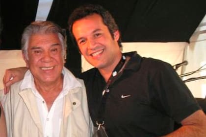 Raúl Lavié junto a su hijo Leo. Cuando el joven falleció, el cantante, a pesar del dolor, realizó la función de La Jaula de las locas