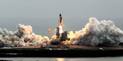 Pese al mal clima, el transbordador Atlantis comenzó su misión de 12 días