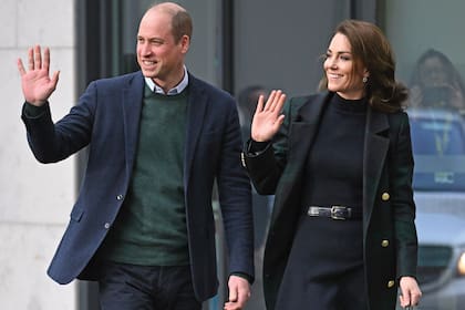 Pese al revuelo, los príncipes de Gales siguen adelante con sus compromisos, como sucedió el 12 de enero con su visita al Royal Liverpool University Hospital en Merseyside de Liverpool.