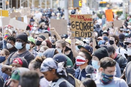 Pese al uso de mascarillas en las mascarillas, los riesgos de transmisión del virus siguen estando.