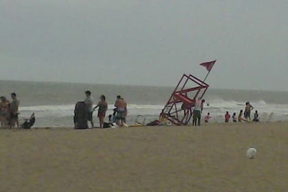 Hoy, el fuerte viento tiró uno de los puestos de los bañeros en la playa