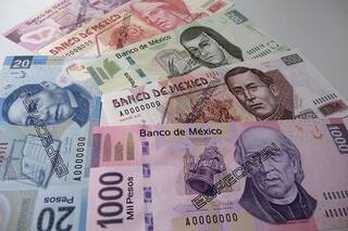 Peso mexicano retrocede antes de decisión Fed, bolsa alcanza nuevos máximos